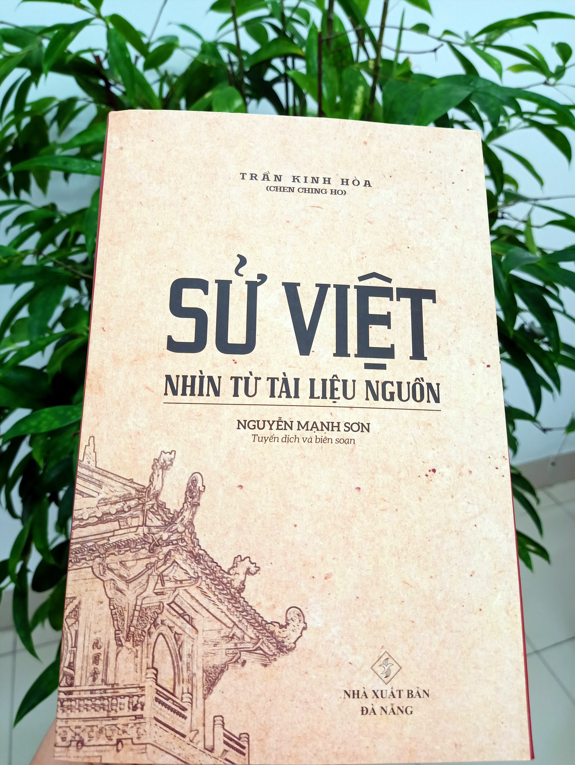Bìa tập sách “Sử Việt nhìn từ tài liệu nguồn”.