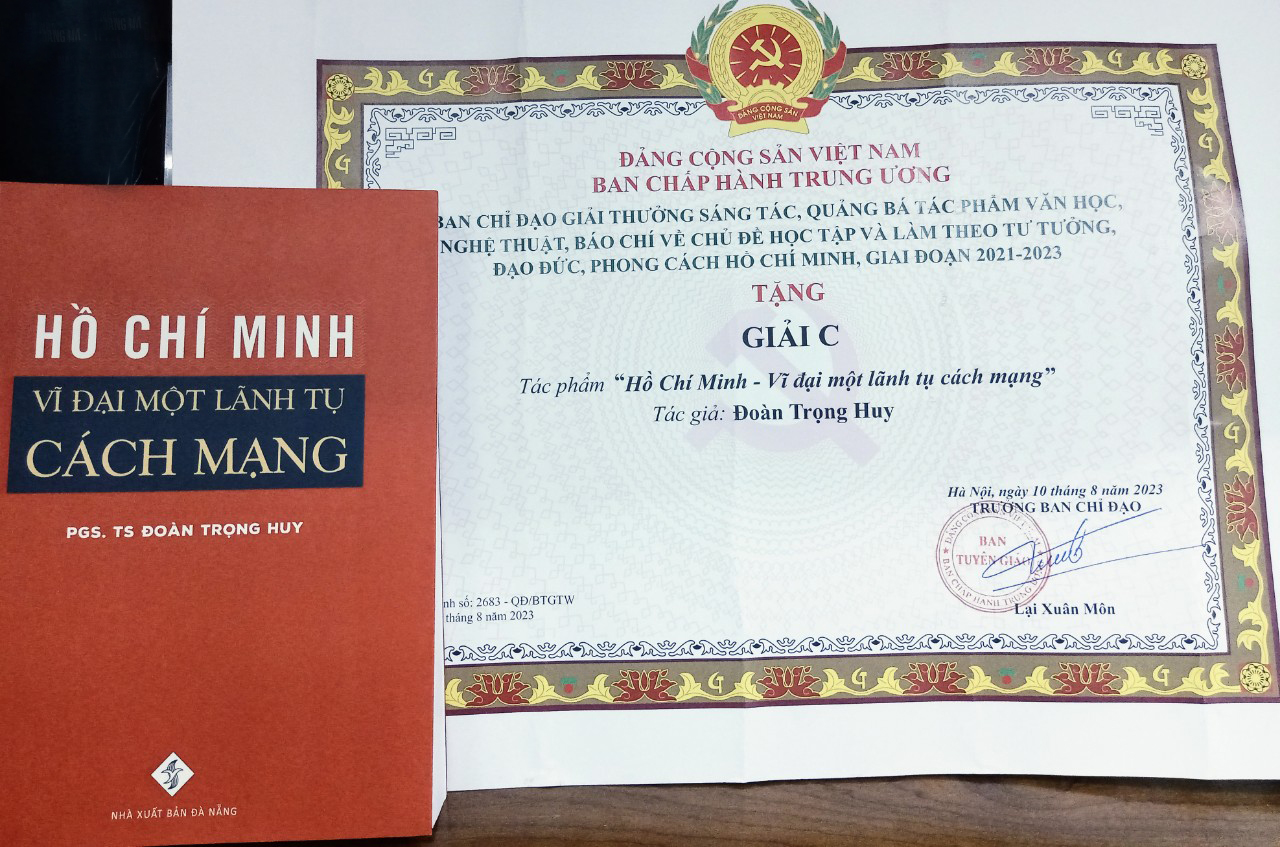 Tác phẩm Hồ Chí Minh - Vĩ đại một lãnh tụ cách mạng của PGS.TS Đoàn Trọng Huy được tặng giải C. Ảnh: N.T